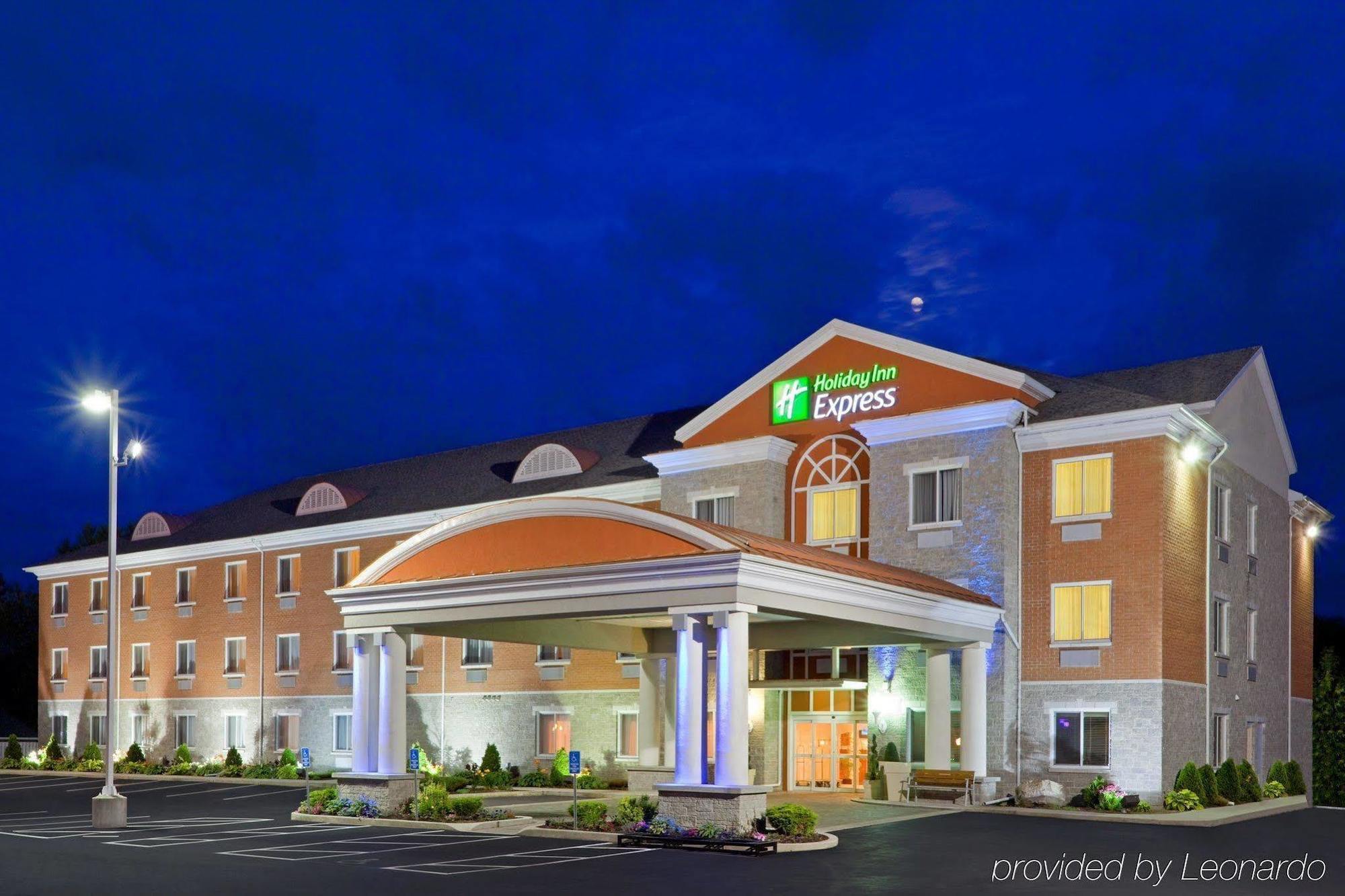 Holiday Inn Express Hotel & Suites 1000 Islands - Gananoque, An Ihg Hotel Exterior foto